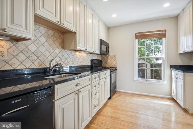 Building Photo - 2772 Knollside Ln