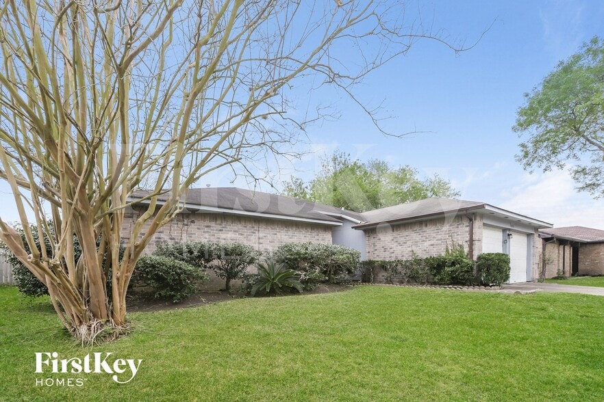 Building Photo - 2026 Summer Pl Dr