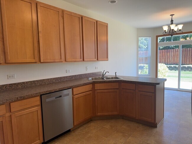 Building Photo - 2216 Evergreen Cir