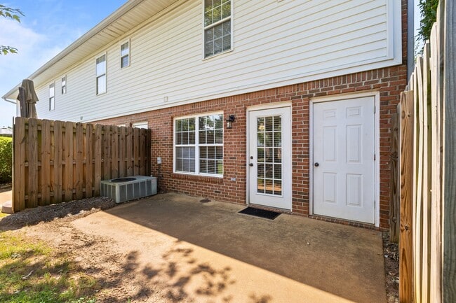 Building Photo - 1477 N Donahue Dr