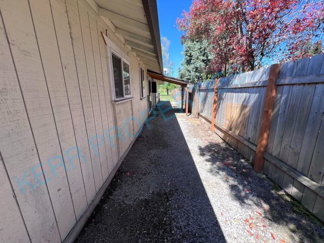 Building Photo - Cozy 2-Bedroom Duplex with Fireplace Charm...