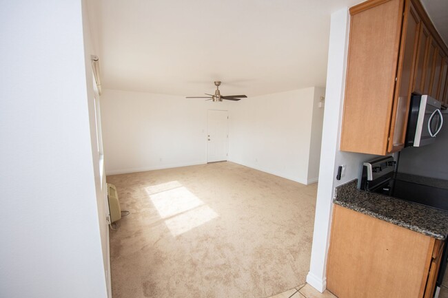 Building Photo - 2BR/1.5BA Condo! 2 parking spaces