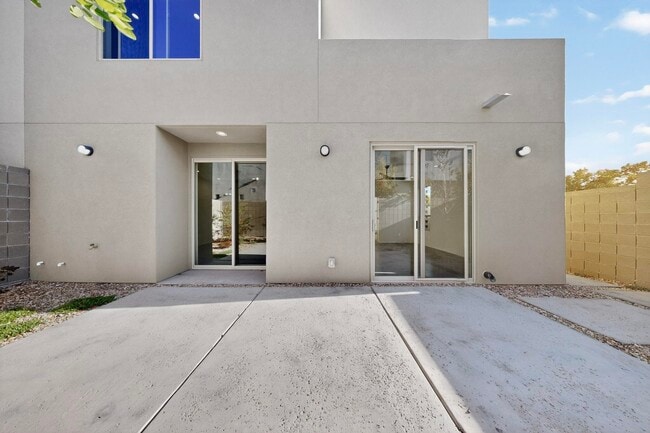 Building Photo - 705 Alcalde Pl SW