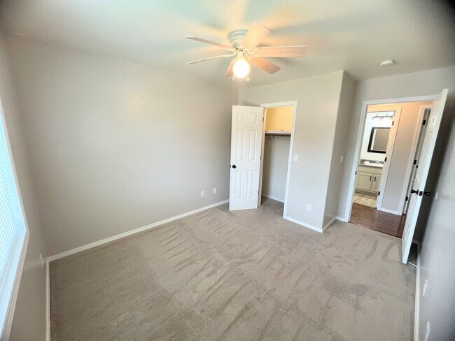 Building Photo - Fenced home close to FLW!