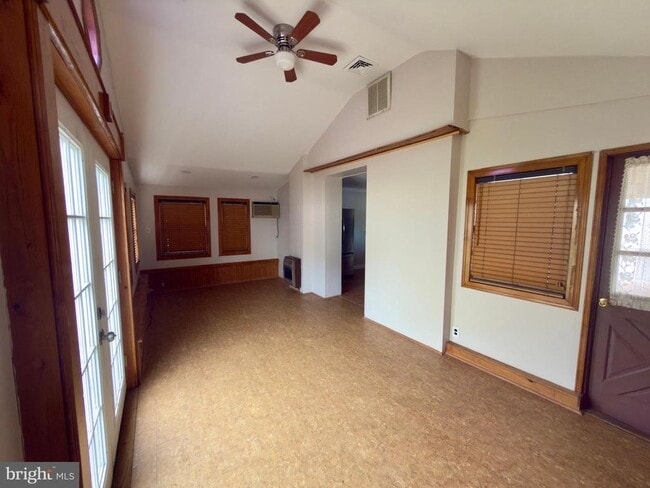 Building Photo - 422 W 6th Ave