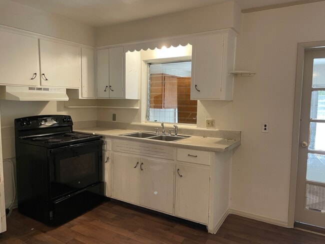Building Photo - 1/2 Duplex Near Downtown Deland and Stetso...