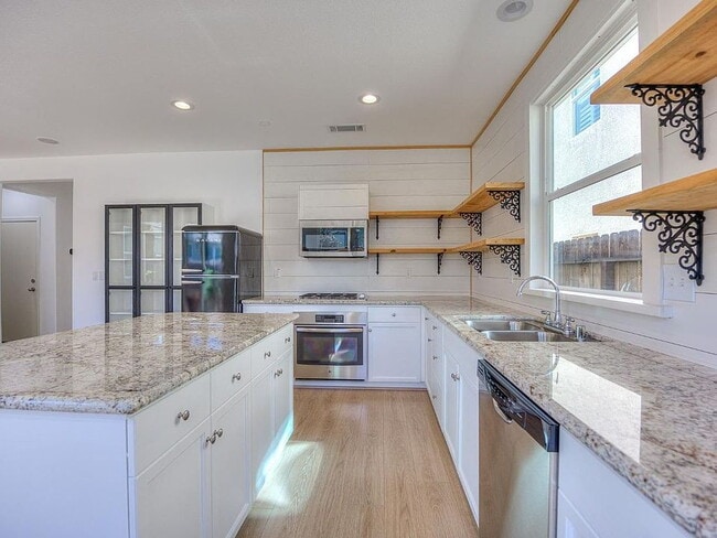 Building Photo - Clean and Spacious 3 Bedroom 2.5 Bathroom Home