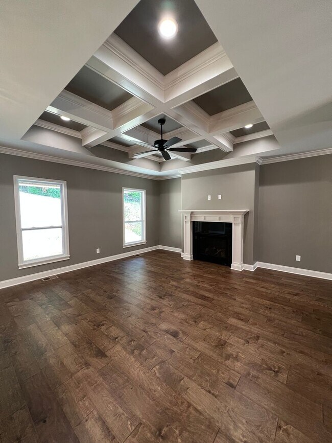 Building Photo - Lenoir City 37771 - Available 6/1/26, 3 bedroom, 2 bath home - Contact Chad Weeks (865)567-6193