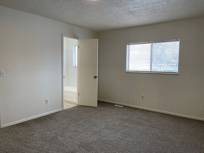 Building Photo - 3 bed 2 bath home on HUGE LOT!