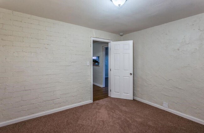 Building Photo - Eclectic 3 Bedroom 1 Bathroom with 2 Offices/Hobby Room