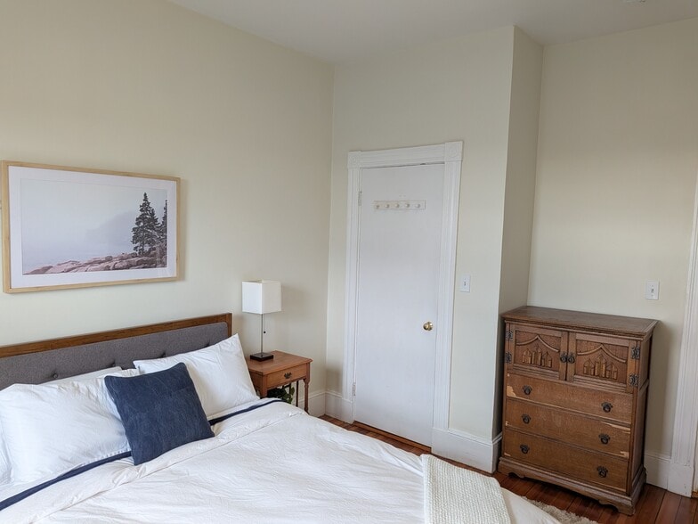 Building Photo - 81 Gladstone St