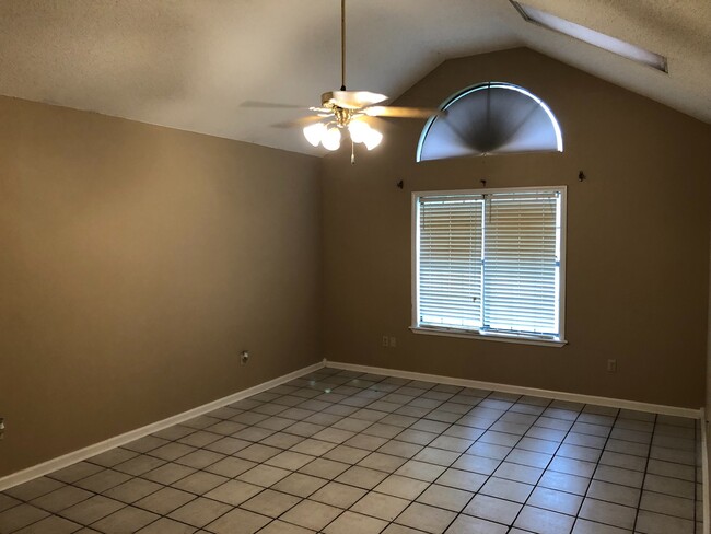 Building Photo - 2 bedroom 2 full bath home with lots of sq...