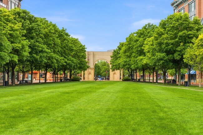 Building Photo - 250 Daniel Burnham Square