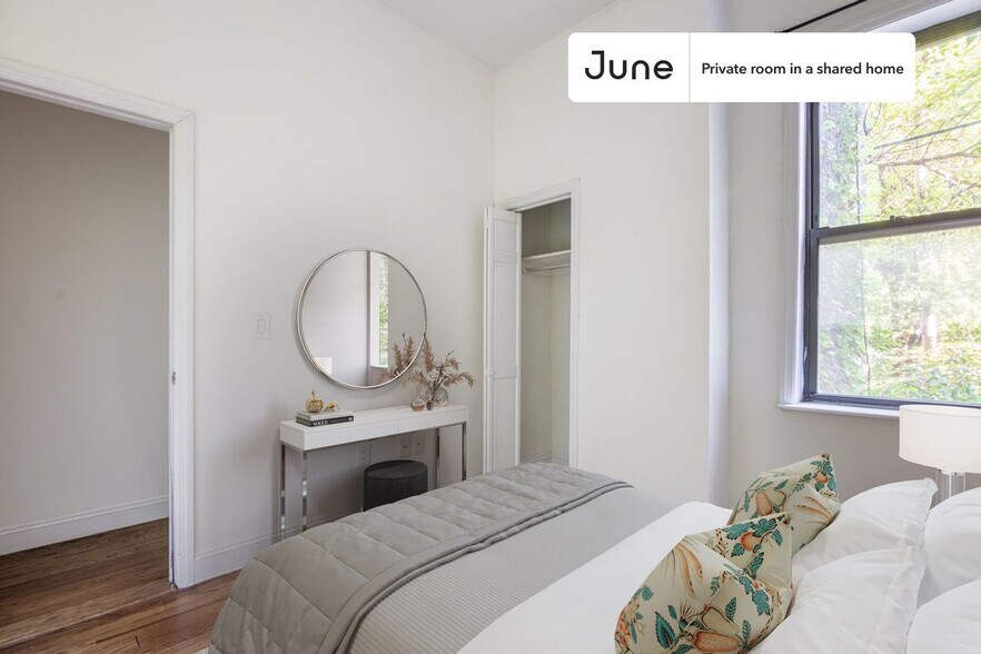 Primary Photo - Private bedroom in 4 bed/1 bath Home