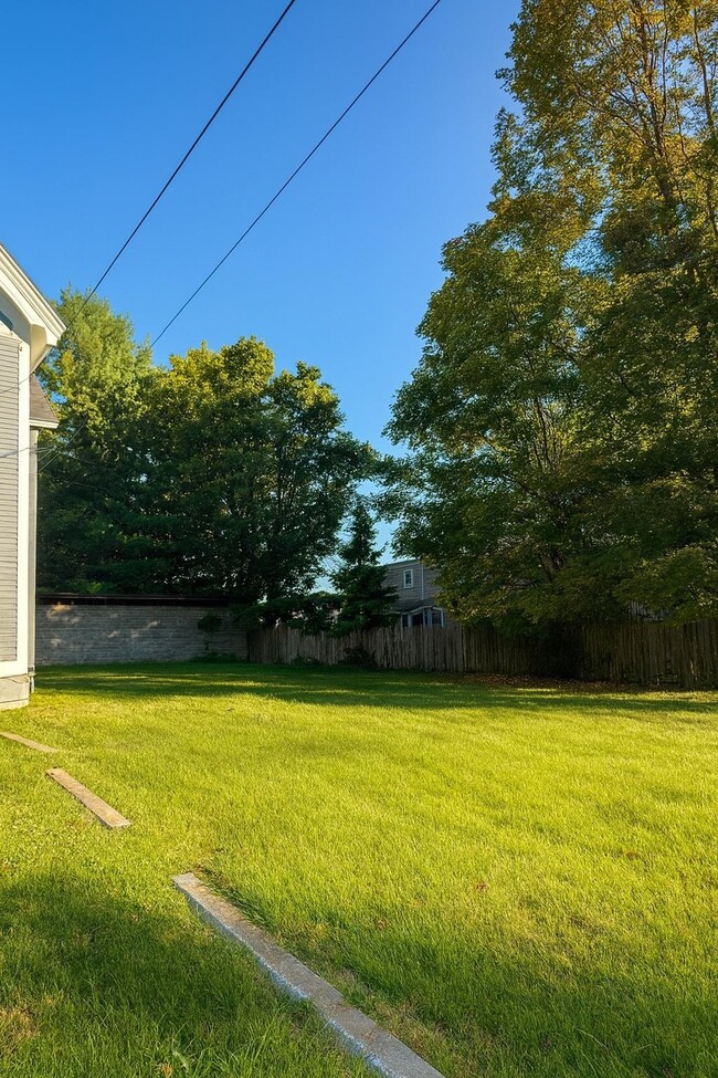 Building Photo - 84 Park St