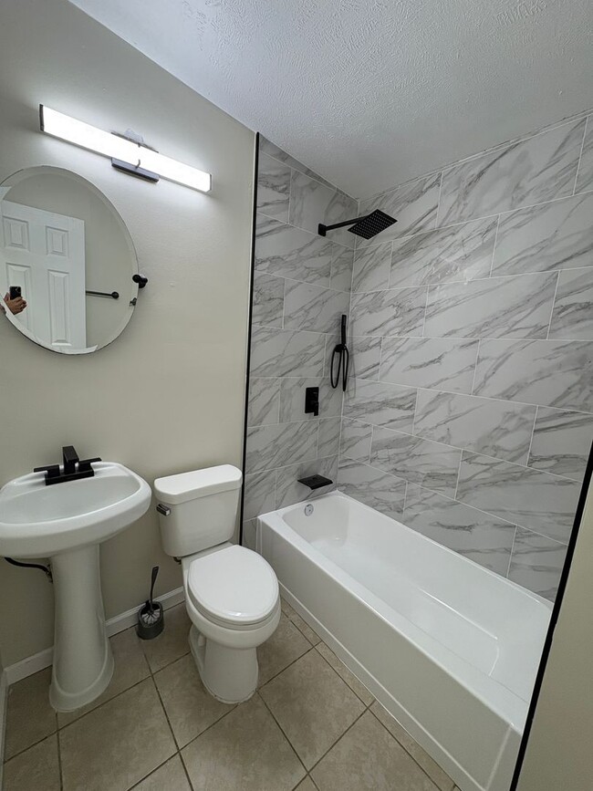 Building Photo - Renovated 3 bedroom house in the heart of ...