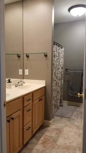 Master bath - 5000 Park Ave