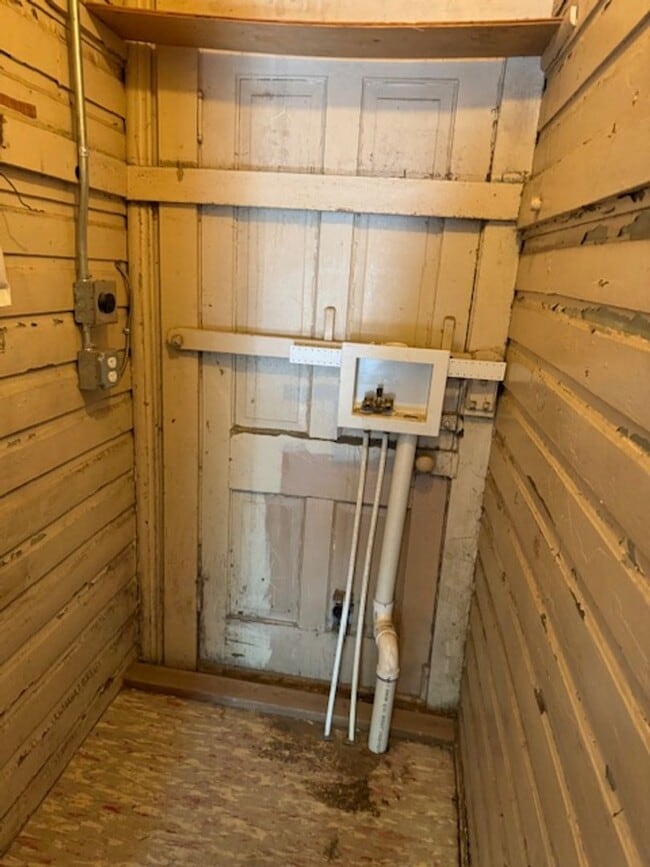 Building Photo - ALL PROSPECTIVE TENANTS MUST SUBMIT A $58 NON-REFUNDABLE APPLICATION FEE PER APPLICANT ONLINE AND...