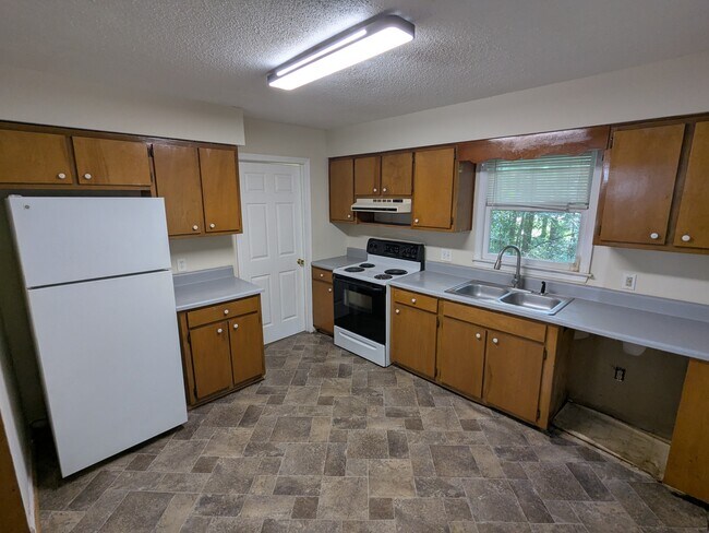 Building Photo - 325 Reeceburg Rd SE