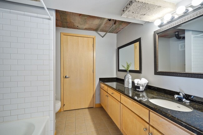 Building Photo - 521 S 7th St