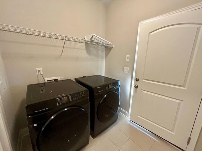 Building Photo - Spacious 3 bed, 3 bath home in Groves Park Commons featuring a modern kitchen, 2-car garage, and ...