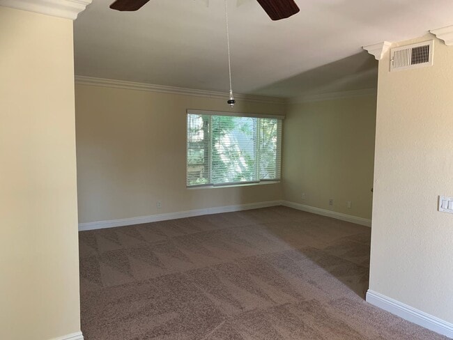 Building Photo - 1 Bedroom 1Bathroom Burbank Condo! Ready for Move-In!