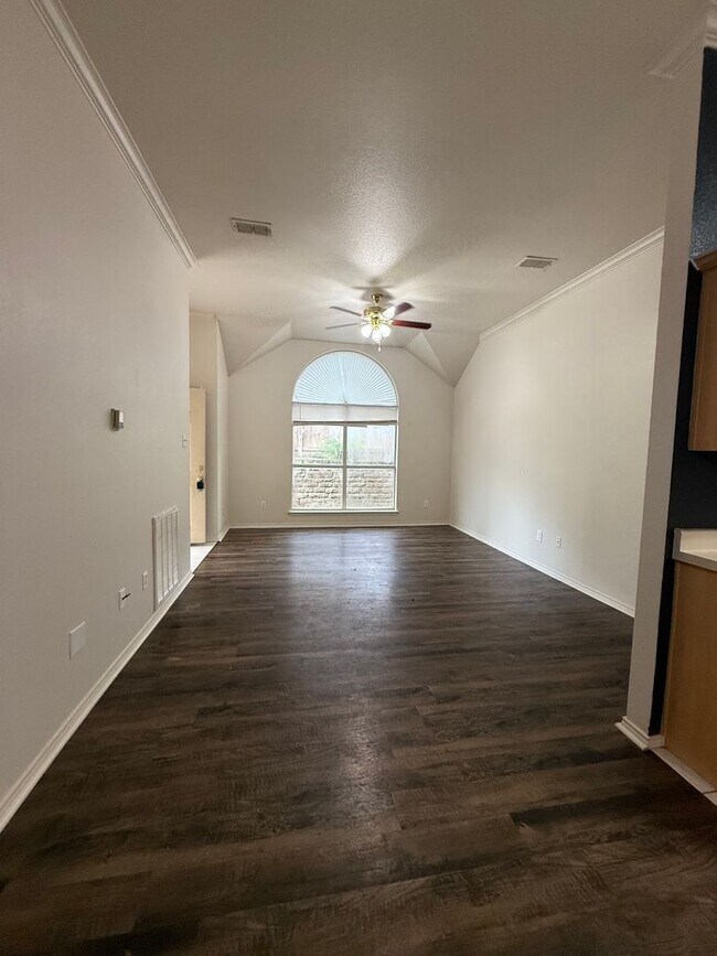 Building Photo - 3/2/2 - MODERN Updates - Fresh Paint & Flooring