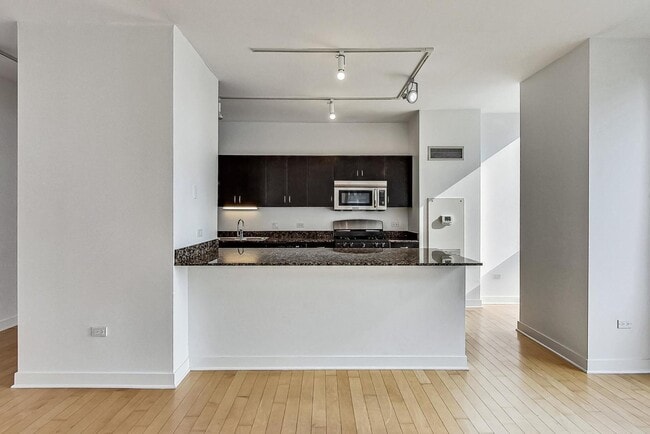 Building Photo - 8 E Randolph St