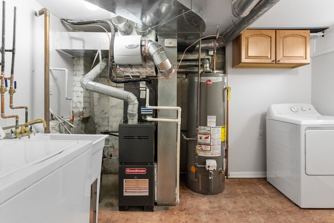 Building Photo - 8824 Robin Dr