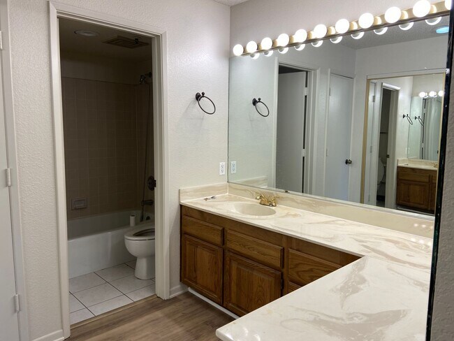 Building Photo - Spacious Condo - Fantastic Location