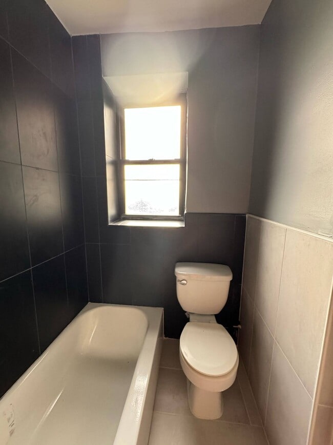 Building Photo - 22 Van Velsor Pl