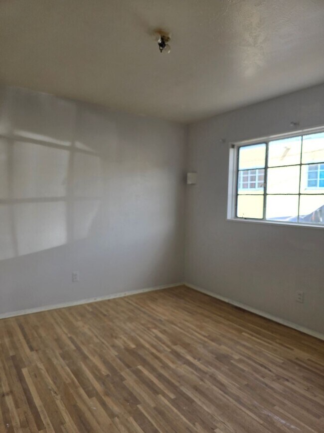 Building Photo - 302 E 18th St