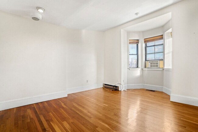 Building Photo - 533 Columbus Ave