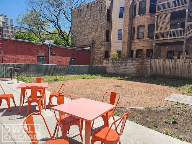 Building Photo - 1009 W Lawrence Ave