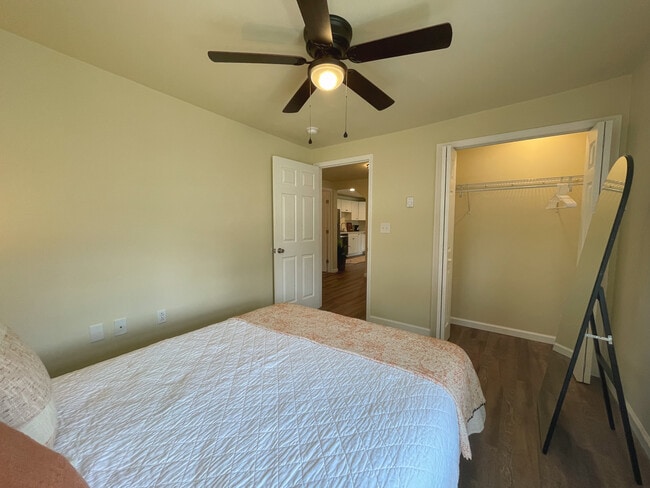 Building Photo - 100 Miller St