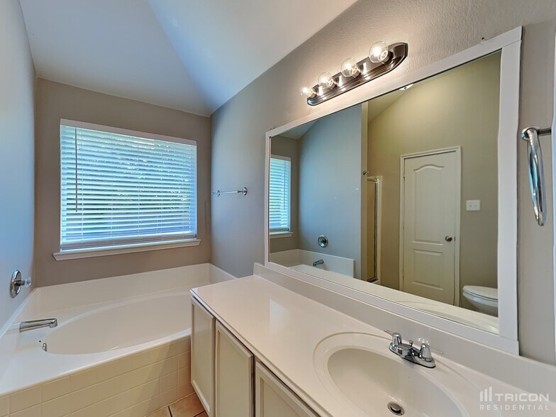 Building Photo - 2544 Taos Dr