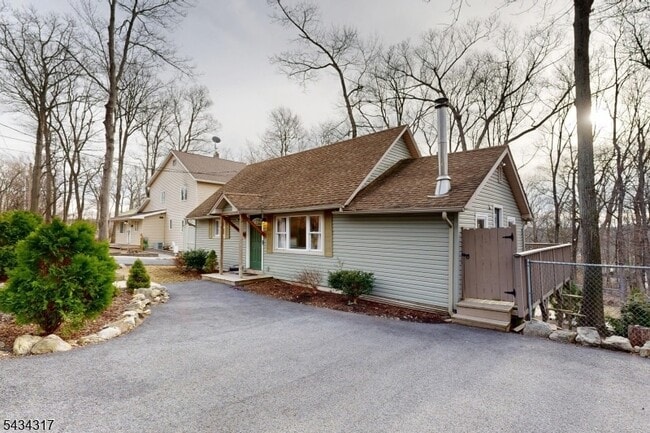 Building Photo - 319 Midway Dr