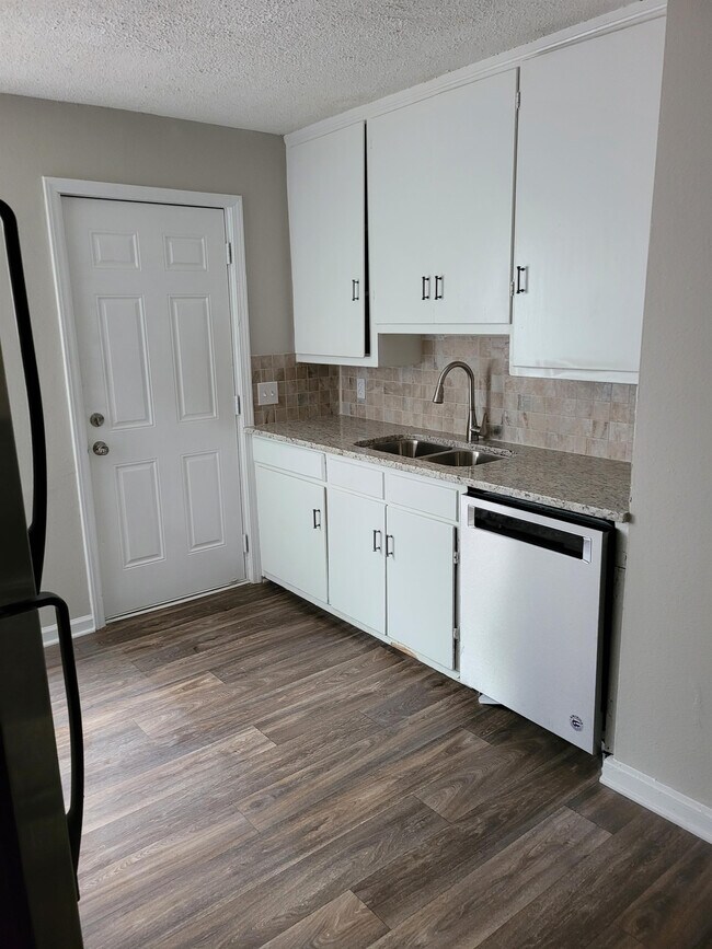 Building Photo - 332 S Bull St