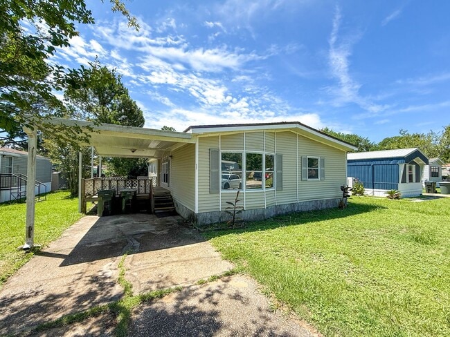 Primary Photo - 3 bedroom 2 bath mobile home with tons of ...