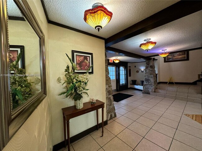 Building Photo - 3720 Inverrary Dr