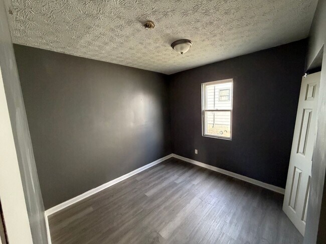 Building Photo - 316 W 10th St