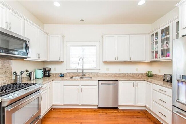 Building Photo - 5 BR- Available now or January lease - Ren...