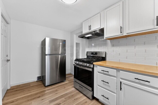 Building Photo - 407 Simpson Ave