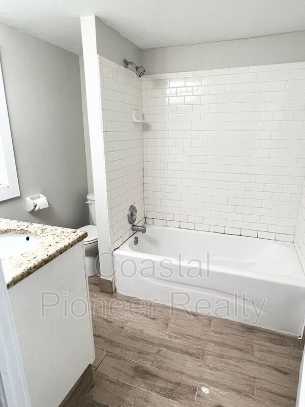 Building Photo - 209 20th St E