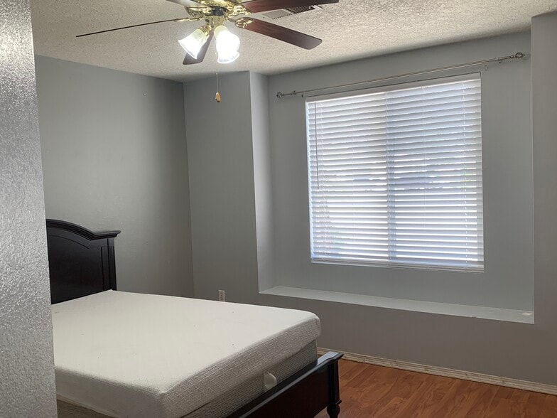 #2 bed room - 11623 Singing Arrow Rd SE