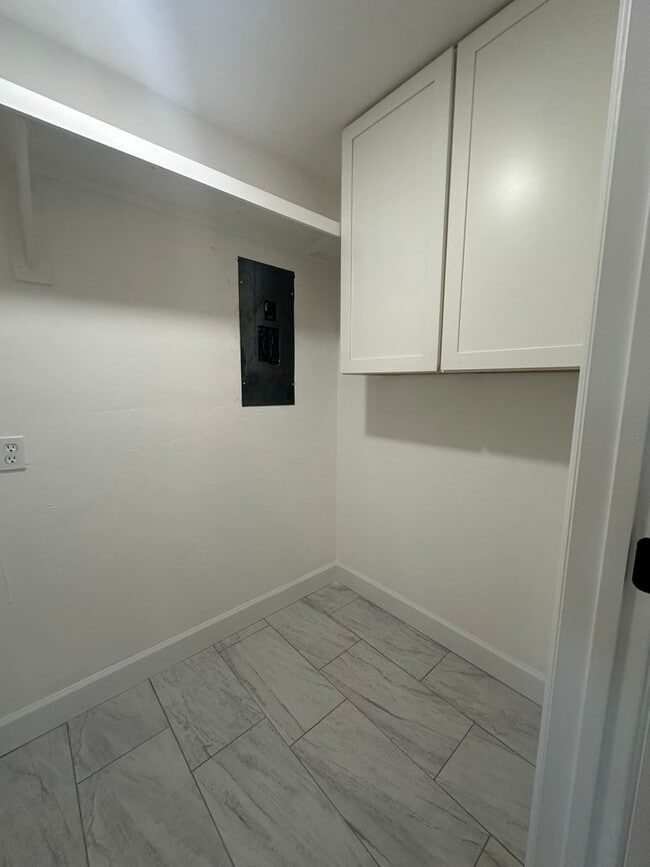 Building Photo - Newly remodeled 4/2 in the Eastgate Commun...