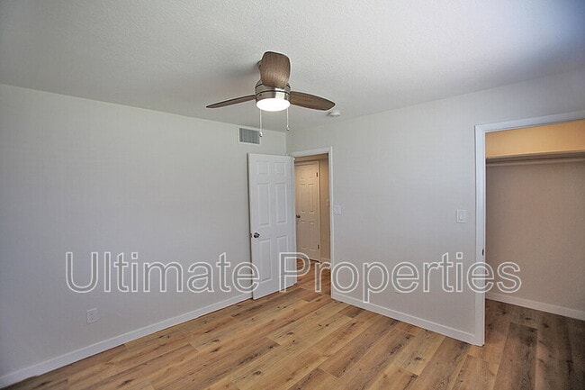 Building Photo - 4129 E Bluefield Ave