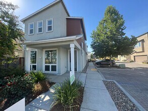 Building Photo - 3 bedroom | 3.5 bathroom | Davis Single Fa...
