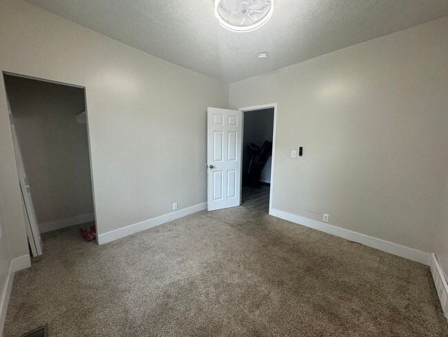 Building Photo - Centrally located 4 bedroom 1 bath
