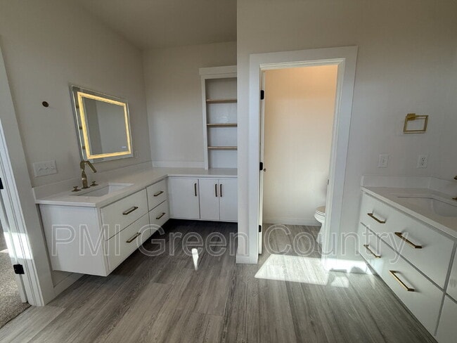 Building Photo - 134 E Elgin St